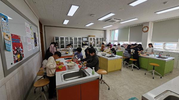 2학년 11월 텃밭 활동(무 수확해서 단무지 만들기)