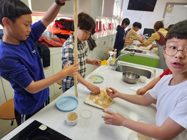 4학년 11월 텃밭 활동(메주콩 수확하여 인절미 만들기)